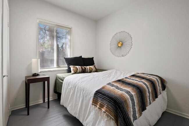 Building Photo - 4 bed 1 bath Home Available Now in Westwood!