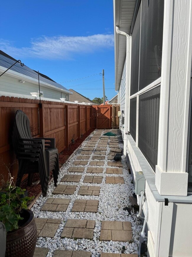 Building Photo - 590 Las Roblas Grande Dr