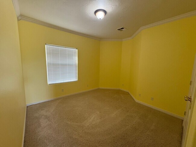 Building Photo - Beautiful 4 Bed 2.5 Bath in Laverkin