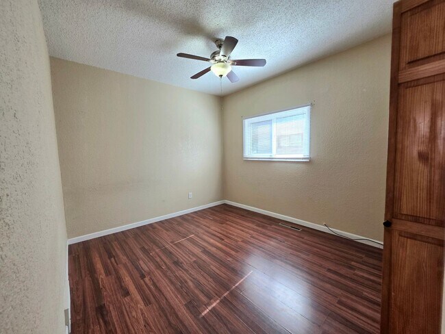 Building Photo - 1411 E Orman Ave