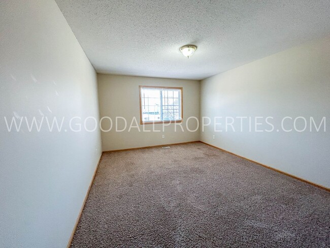 Building Photo - 2 Bedroom 1.5 Bathroom Townhome in West De...