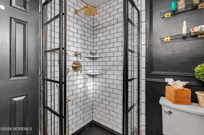 Building Photo - 115 10th Ave