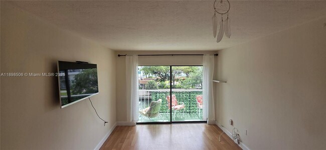 Building Photo - 1650 NE 115th St