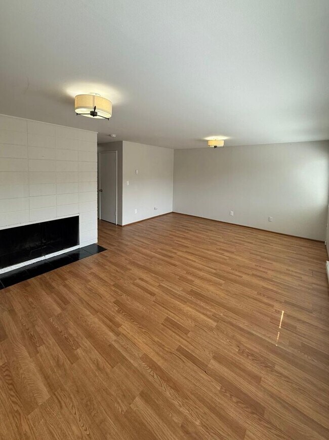 Building Photo - 3-Bedroom North Green Lake Townhouse-Style...