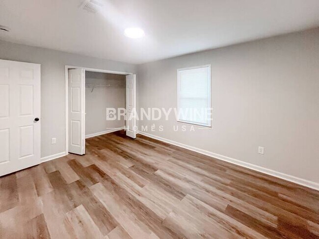 Building Photo - 324 Laurel Ln