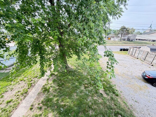 Building Photo - Huge 4 Bed and 2.5 Bath Home!