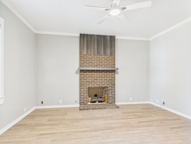 Building Photo - Gorgeous 4/3 in Quiet Neighborhood Utiliti...
