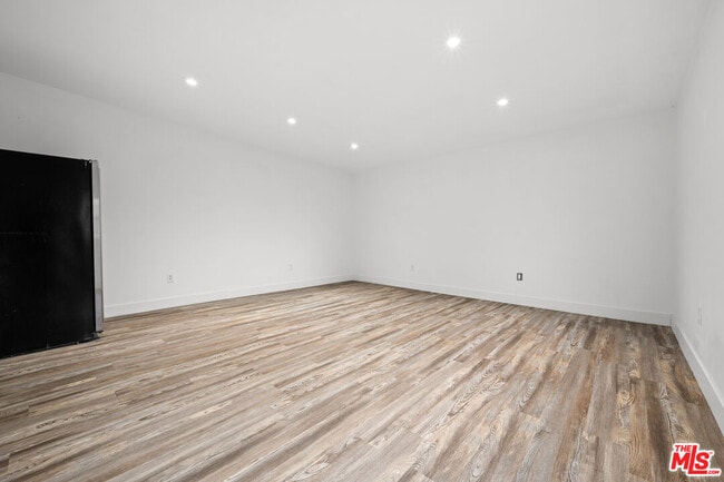 Building Photo - 260 S La Peer Dr