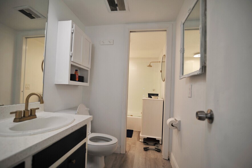 Building Photo - 3051 NE 48th St