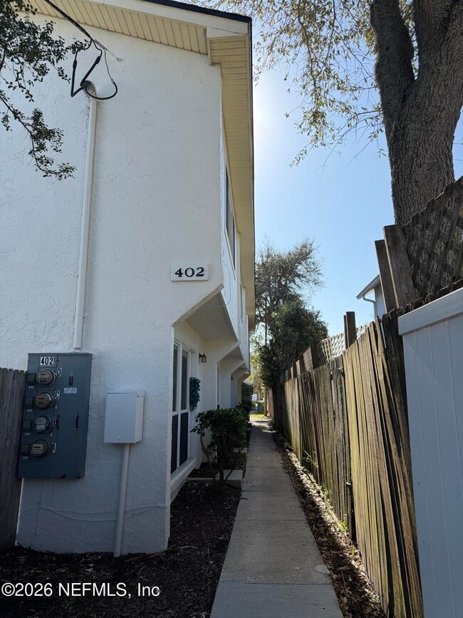 Building Photo - 402 14th Ave S