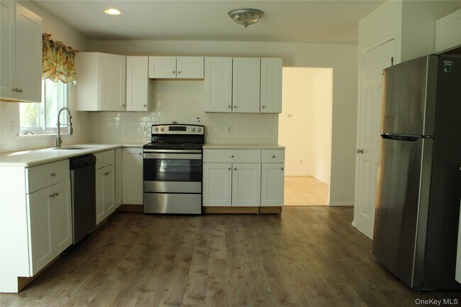 Building Photo - 8 Tanglewood Dr