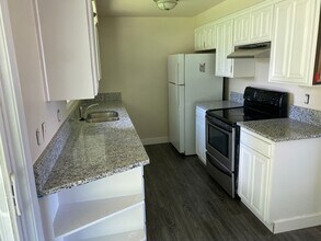 Building Photo - 4 Bedroom, 2 Bathroom House with Large Fen...