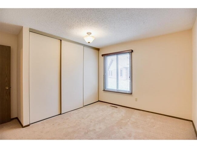Building Photo - 1041 Zanzibar Ln N
