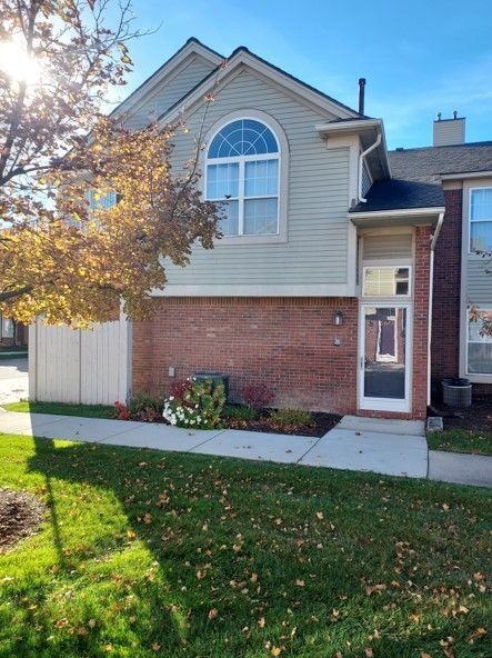Building Photo - 16423 Claremont Dr