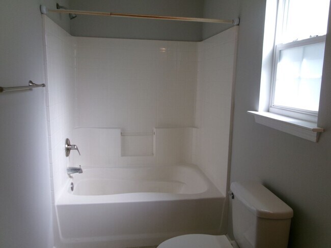 Building Photo - 3 bedroom, 2 bath home in the Inverness Co...