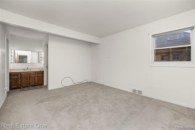 Building Photo - 2360 Pine View Dr