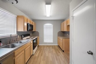Building Photo - 10807 Twin Circles Dr