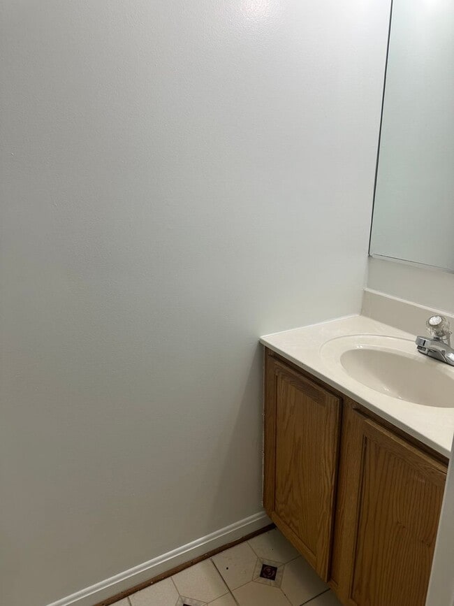 Building Photo - Spacious Townhome for Rent! Finished Basement! W/D! Available Now!