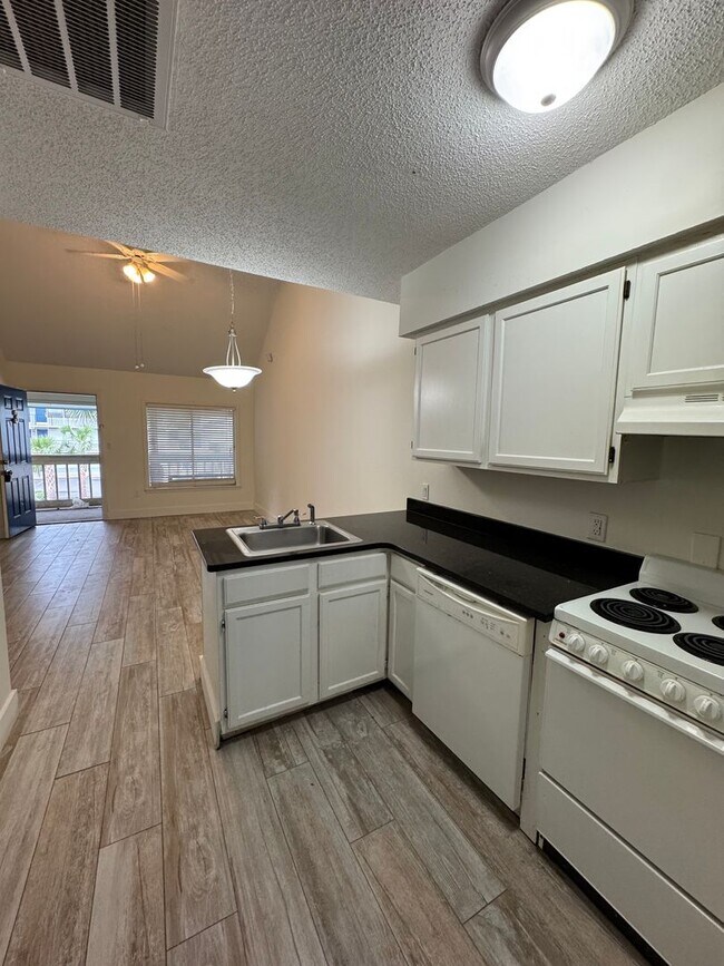 Building Photo - Large One Bedroom Across from the Beach in...