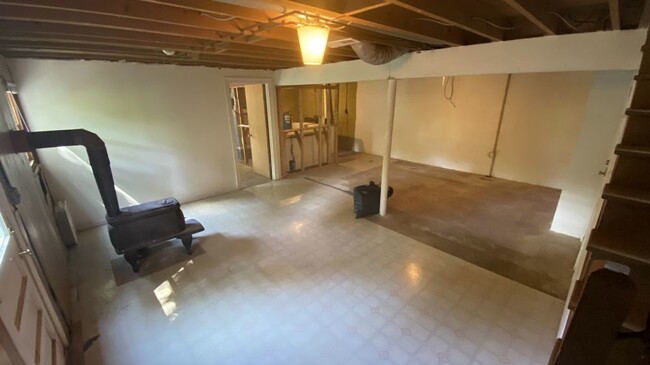 Building Photo - 2 Bed / 1 Bath Single Family (Available 12...