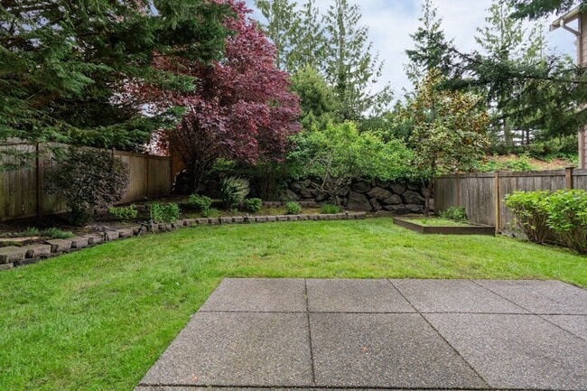 Building Photo - A Beautiful Picture Perfect Home with 4 Be...