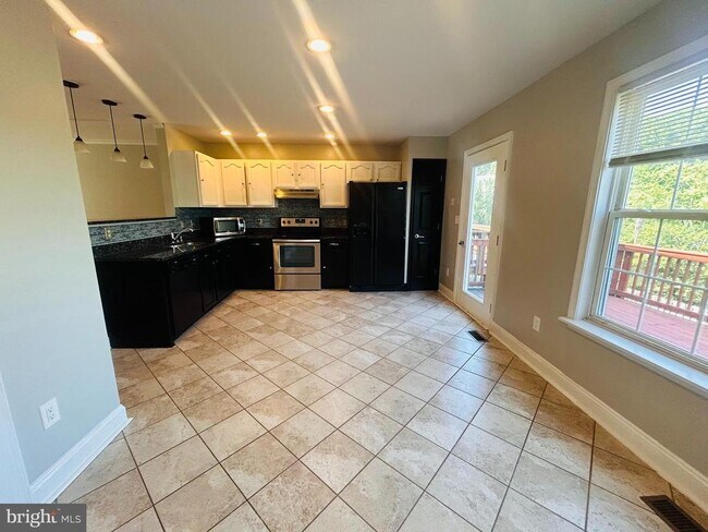 Building Photo - 400 Munsons Hill Ct