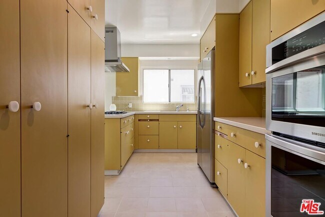 Building Photo - 119 N Almont Dr