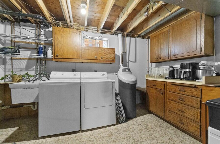 Building Photo - 5719 Highland Way
