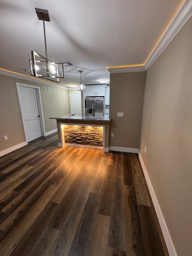 Building Photo - 1919 Summer Club Dr