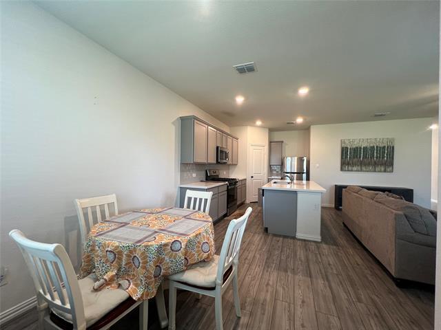 Building Photo - 305 Hackberry St