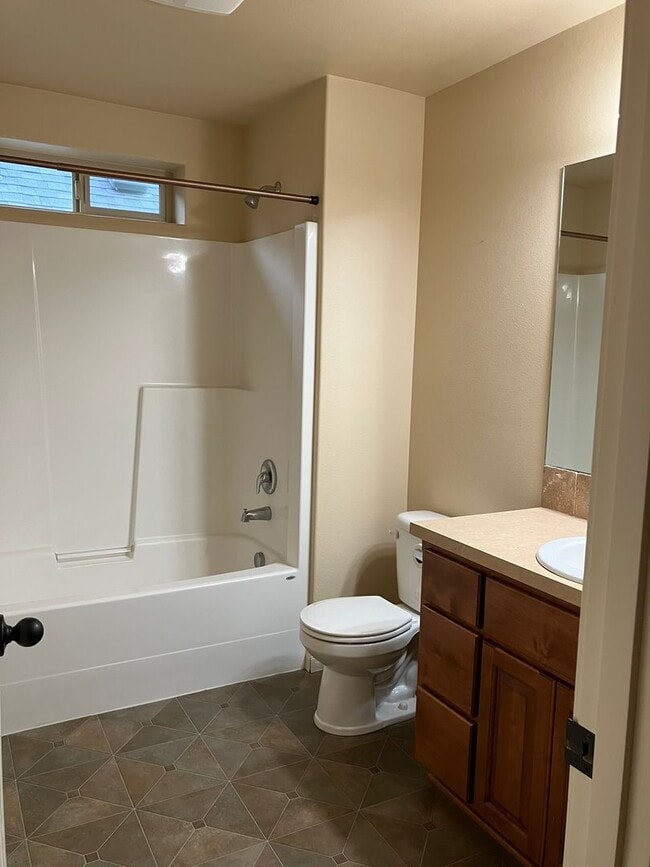 Building Photo - Beautiful Craftsman Style Home in Felida - 3 Bedroom/2.5 Bath - Available for showing on 3/30!