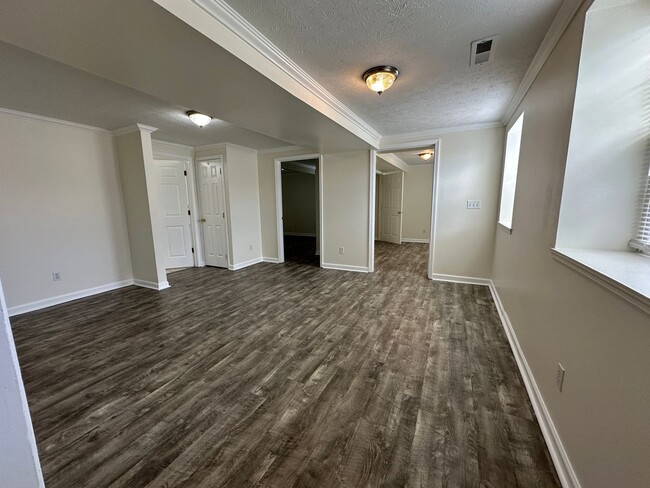 Building Photo - Freshly Updated 4 Bedroom Lower-Level Unit in Oak Ridge – Spacious & Move-In Ready