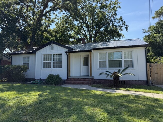 Building Photo - 2204 Redfern Rd