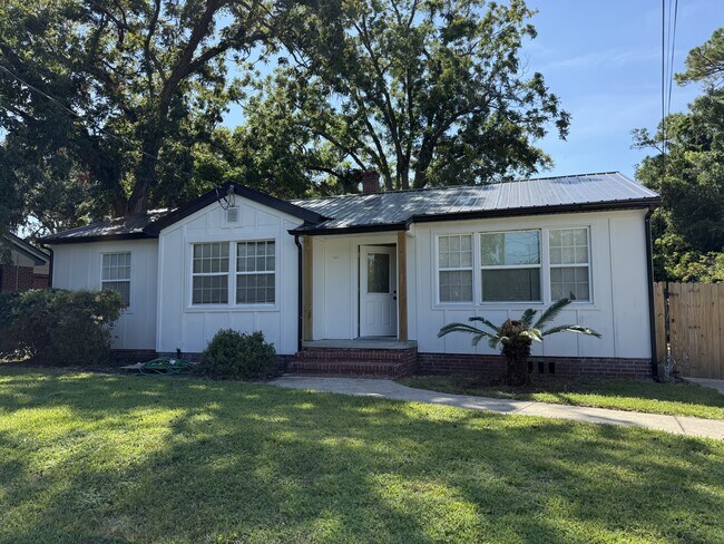 Primary Photo - 2204 Redfern Rd
