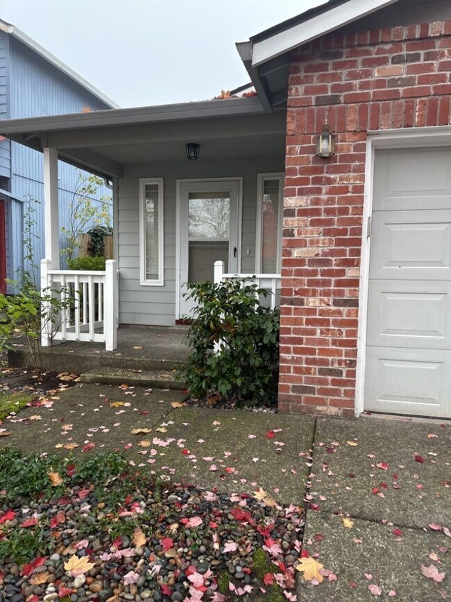 Building Photo - Charming 2 Bedroom Townhome