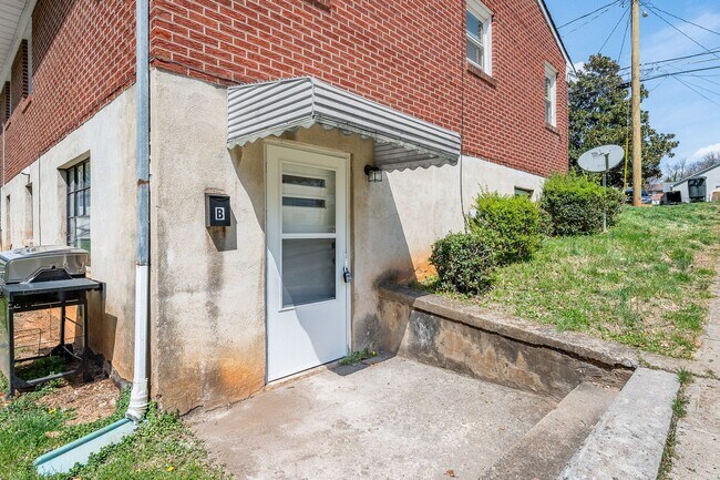 Building Photo - 805 McCausland St