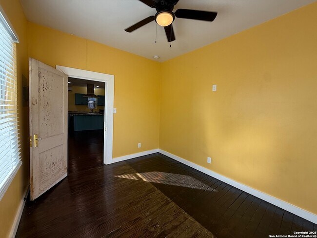 Building Photo - 317 E Myrtle St