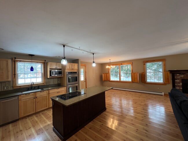 Building Photo - 2-12 Yvonne St