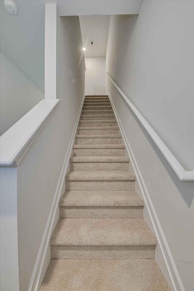 Building Photo - 811 Grovebury Ct