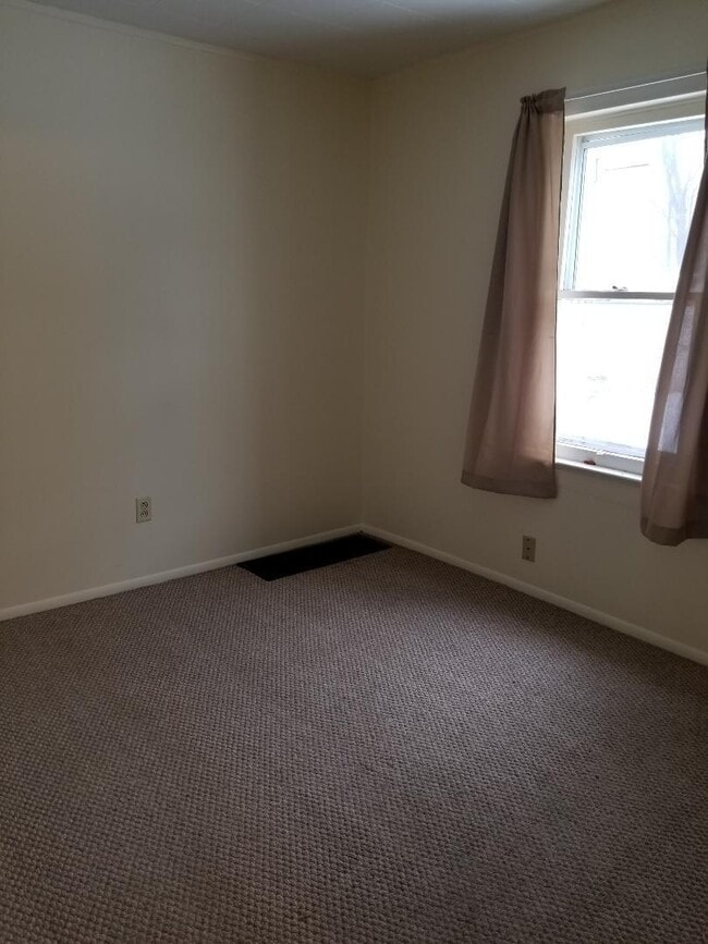 Building Photo - Single Family House 2 Bedroom, 2 Full Bath...