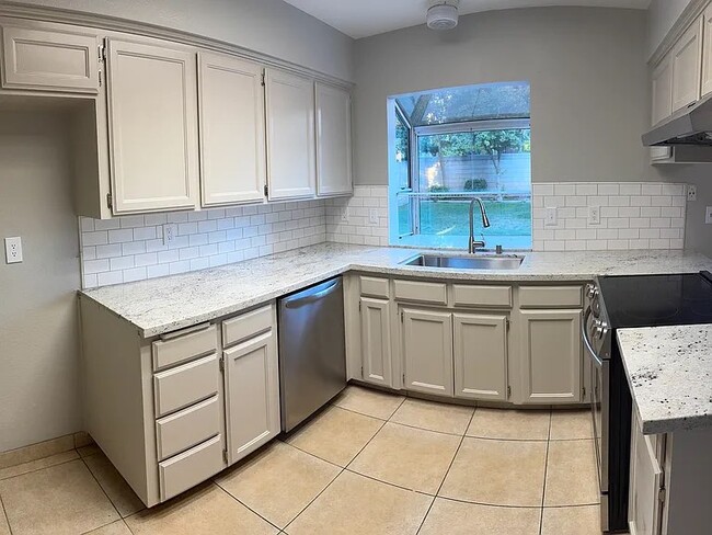 Building Photo - 9950 N Canyon Creek Ln