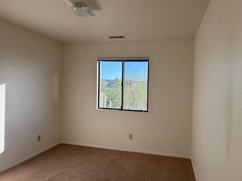 Building Photo - 400 Bent River Rd