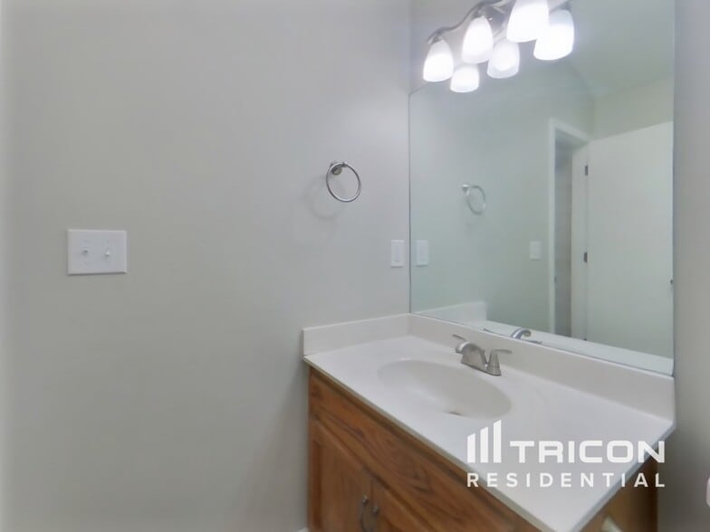 Building Photo - 8835 NE 73rd Ct
