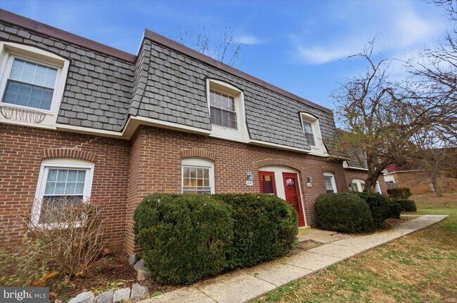 Building Photo - 8141 Kingsway Ct
