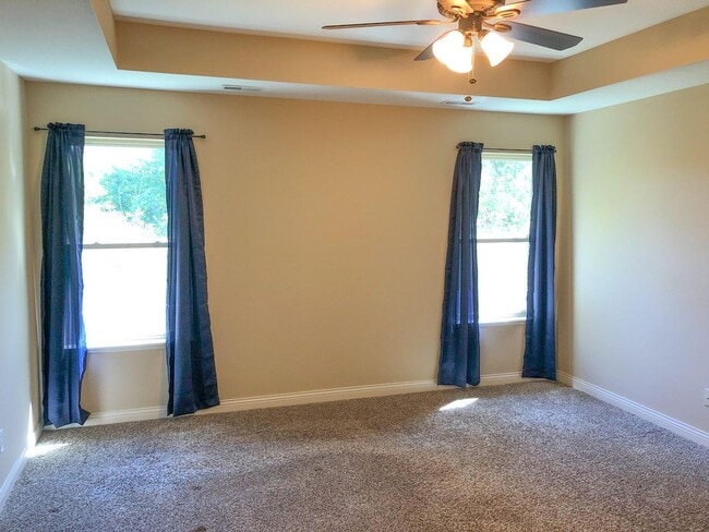 Building Photo - Like-New Ranch Home — 3 Bed / 2 Bath in Fo...