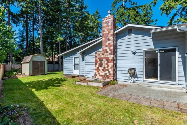 Building Photo - 4 bedroom 2 bath home