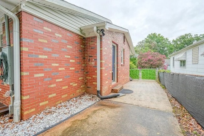 Building Photo - 215 Collins Ave