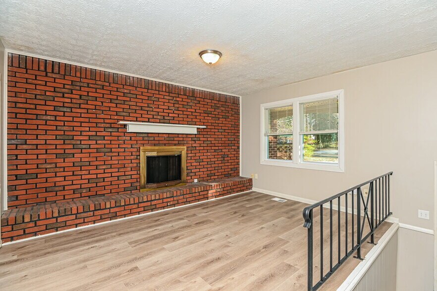 Building Photo - 2870 Valley Brook Dr SW