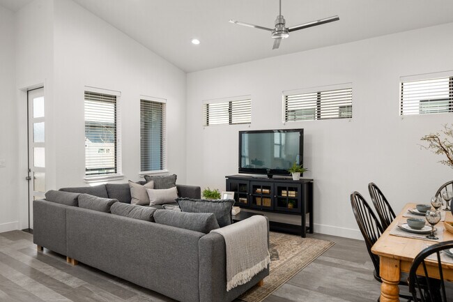 Building Photo - 1887 Notre Dame Blvd