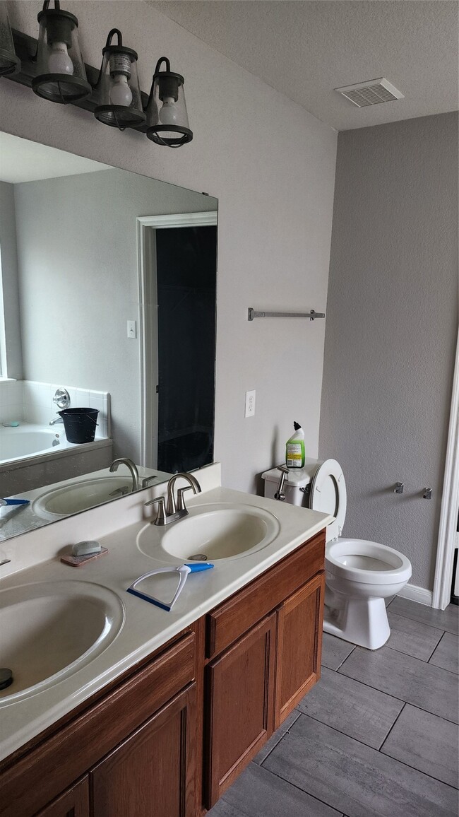 Building Photo - 22207 Greengate Dr